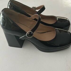 Black crown and ivy heels